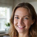 Porträt einer lächelnden jungen Frau